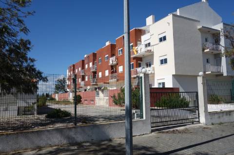 Andar T3 - 1º Andar, localizado no Centro do Samouco em prédio recente com apenas 6 Inquilinos | Arrecadação e Estacionamento Privativos na cave | Condomínio Privado | Excelentes vistas sobre o rio e Lisboa.