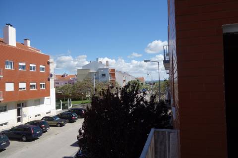 Andar T3 - 1º Andar, localizado no Centro do Samouco em prédio recente com apenas 6 Inquilinos | Arrecadação e Estacionamento Privativos na cave | Condomínio Privado | Excelentes vistas sobre o rio e Lisboa.