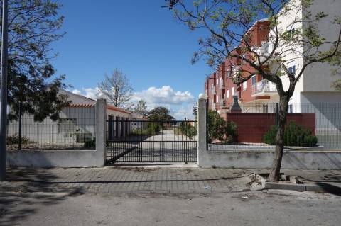 Andar T3 - 1º Andar, localizado no Centro do Samouco em prédio recente com apenas 6 Inquilinos | Arrecadação e Estacionamento Privativos na cave | Condomínio Privado | Excelentes vistas sobre o rio e Lisboa.