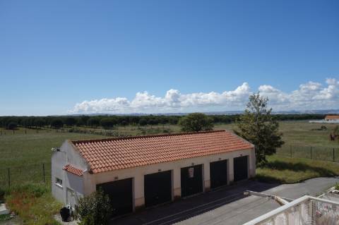 Andar T3 - 1º Andar, localizado no Centro do Samouco em prédio recente com apenas 6 Inquilinos | Arrecadação e Estacionamento Privativos na cave | Condomínio Privado | Excelentes vistas sobre o rio e Lisboa.