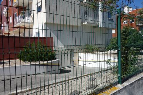 Andar T3 - 1º Andar, localizado no Centro do Samouco em prédio recente com apenas 6 Inquilinos | Arrecadação e Estacionamento Privativos na cave | Condomínio Privado | Excelentes vistas sobre o rio e Lisboa.