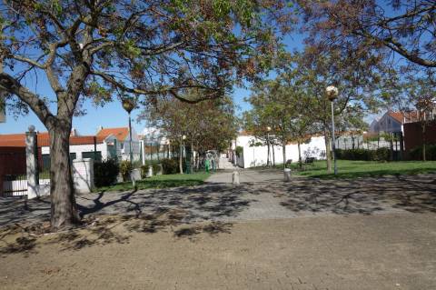 Andar T3 - 1º Andar, localizado no Centro do Samouco em prédio recente com apenas 6 Inquilinos | Arrecadação e Estacionamento Privativos na cave | Condomínio Privado | Excelentes vistas sobre o rio e Lisboa.