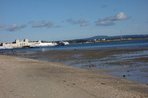Andar T3 - 1º Andar, localizado no Centro do Samouco em prédio recente com apenas 6 Inquilinos | Arrecadação e Estacionamento Privativos na cave | Condomínio Privado | Excelentes vistas sobre o rio e Lisboa.