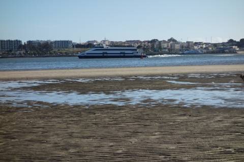 Andar T3 - 1º Andar, localizado no Centro do Samouco em prédio recente com apenas 6 Inquilinos | Arrecadação e Estacionamento Privativos na cave | Condomínio Privado | Excelentes vistas sobre o rio e Lisboa.
