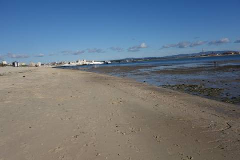 Andar T3 - 1º Andar, localizado no Centro do Samouco em prédio recente com apenas 6 Inquilinos | Arrecadação e Estacionamento Privativos na cave | Condomínio Privado | Excelentes vistas sobre o rio e Lisboa.