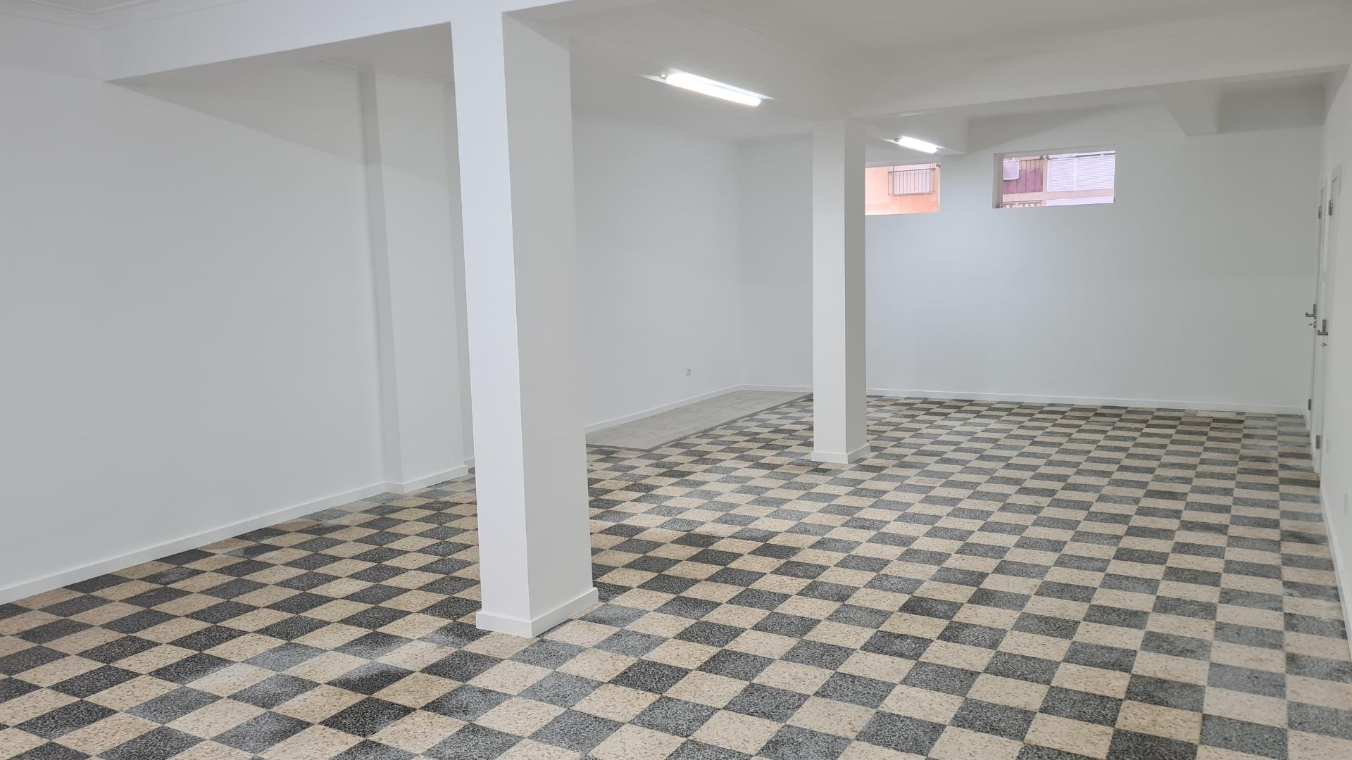 Loja com 83 m2 | Salão amplo c/ 2 Gabinetes | 1 WC | Arrecadação | Grande montra c/ gradeamento | Junto à escola Santo André