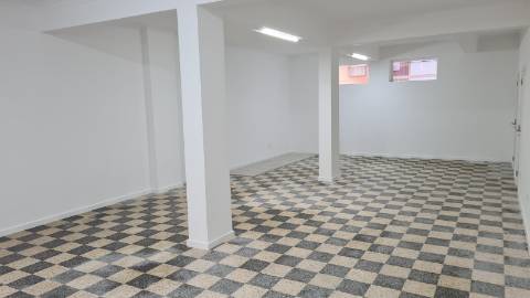 Loja com 83 m2 | Salão amplo c/ 2 Gabinetes | 1 WC | Arrecadação | Grande montra c/ gradeamento | Junto à escola Santo André