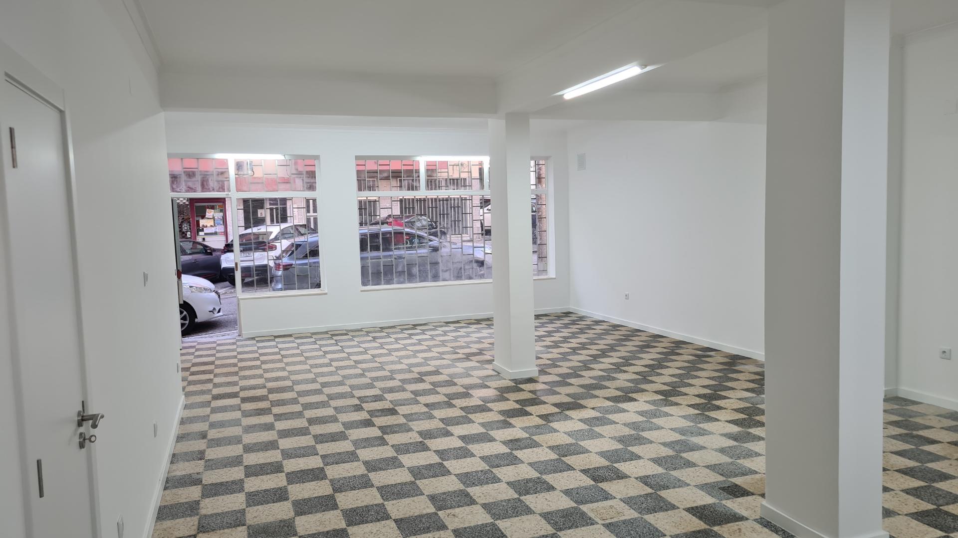 Loja com 83 m2 | Salão amplo c/ 2 Gabinetes | 1 WC | Arrecadação | Grande montra c/ gradeamento | Junto à escola Santo André