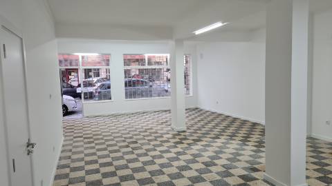 Loja com 83 m2 | Salão amplo c/ 2 Gabinetes | 1 WC | Arrecadação | Grande montra c/ gradeamento | Junto à escola Santo André