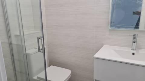 Loja com 83 m2 | Salão amplo c/ 2 Gabinetes | 1 WC | Arrecadação | Grande montra c/ gradeamento | Junto à escola Santo André