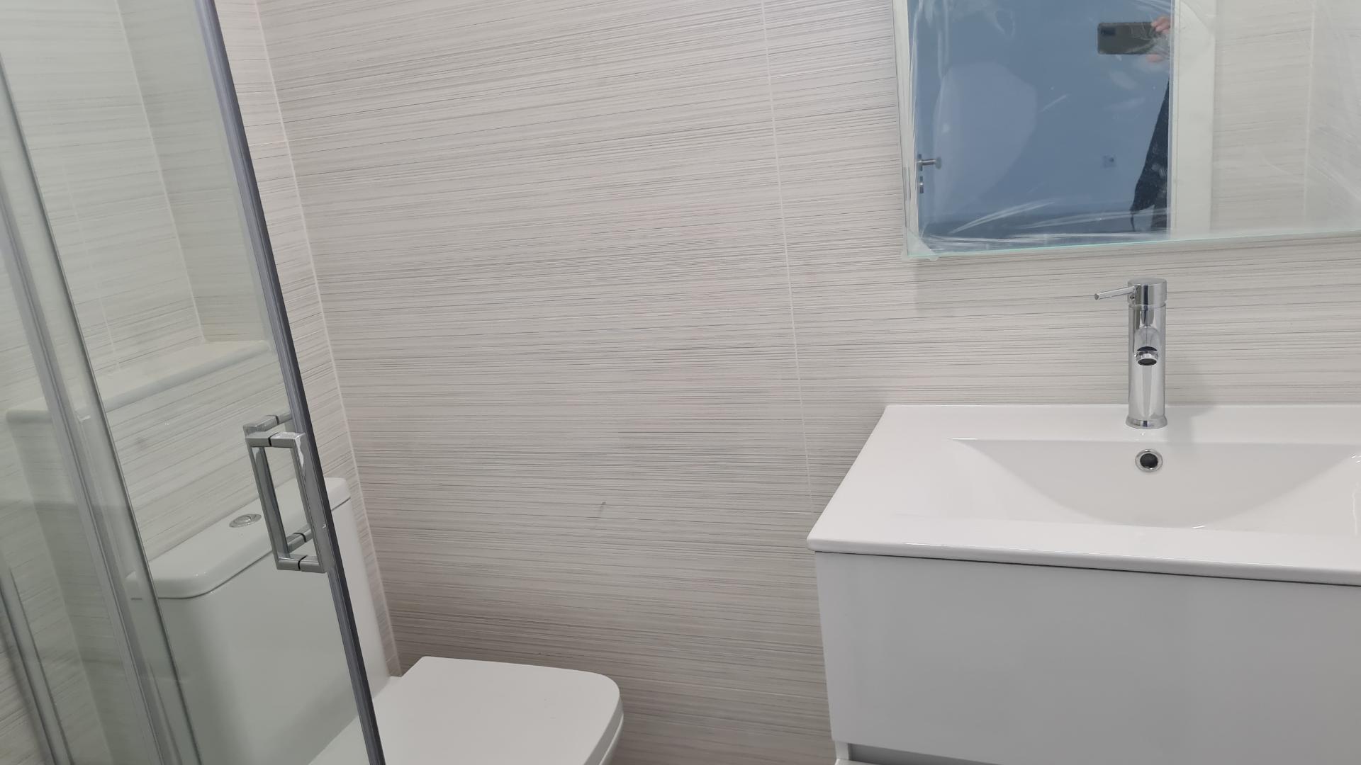 Loja com 83 m2 | Salão amplo c/ 2 Gabinetes | 1 WC | Arrecadação | Grande montra c/ gradeamento | Junto à escola Santo André