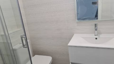 Loja com 83 m2 | Salão amplo c/ 2 Gabinetes | 1 WC | Arrecadação | Grande montra c/ gradeamento | Junto à escola Santo André