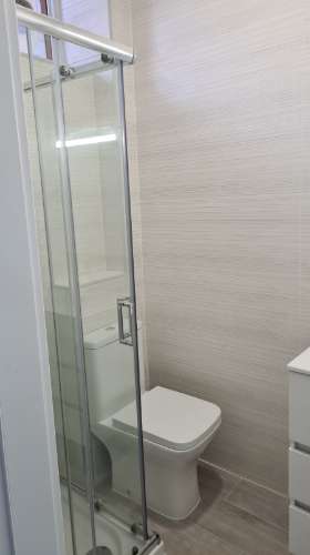 Loja com 83 m2 | Salão amplo c/ 2 Gabinetes | 1 WC | Arrecadação | Grande montra c/ gradeamento | Junto à escola Santo André