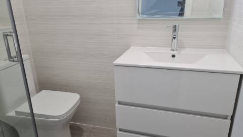 Loja com 83 m2 | Salão amplo c/ 2 Gabinetes | 1 WC | Arrecadação | Grande montra c/ gradeamento | Junto à escola Santo André