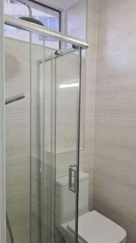 Loja com 83 m2 | Salão amplo c/ 2 Gabinetes | 1 WC | Arrecadação | Grande montra c/ gradeamento | Junto à escola Santo André