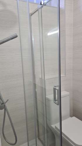 Loja com 83 m2 | Salão amplo c/ 2 Gabinetes | 1 WC | Arrecadação | Grande montra c/ gradeamento | Junto à escola Santo André