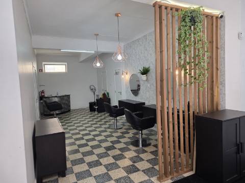 Loja com 83 m2 | Salão amplo c/ 2 Gabinetes | 1 WC | Arrecadação | Grande montra c/ gradeamento | Junto à escola Santo André