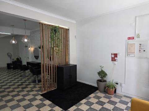 Loja com 83 m2 | Salão amplo c/ 2 Gabinetes | 1 WC | Arrecadação | Grande montra c/ gradeamento | Junto à escola Santo André