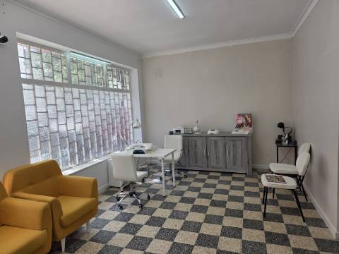 Loja com 83 m2 | Salão amplo c/ 2 Gabinetes | 1 WC | Arrecadação | Grande montra c/ gradeamento | Junto à escola Santo André