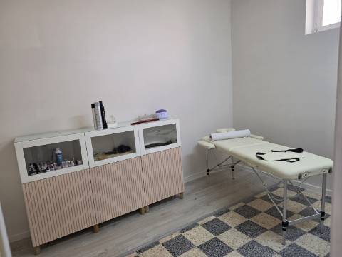 Loja com 83 m2 | Salão amplo c/ 2 Gabinetes | 1 WC | Arrecadação | Grande montra c/ gradeamento | Junto à escola Santo André