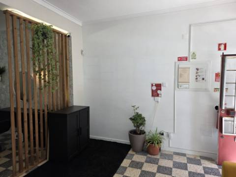 Loja com 83 m2 | Salão amplo c/ 2 Gabinetes | 1 WC | Arrecadação | Grande montra c/ gradeamento | Junto à escola Santo André