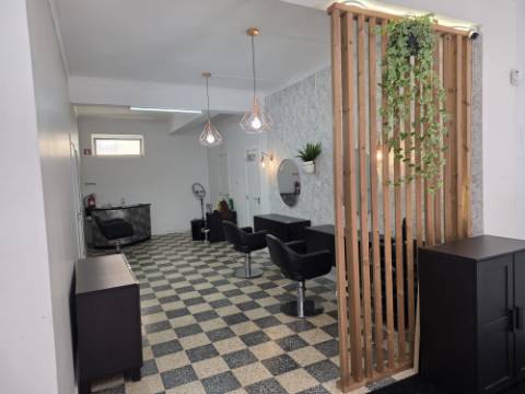 Loja com 83 m2 | Salão amplo c/ 2 Gabinetes | 1 WC | Arrecadação | Grande montra c/ gradeamento | Junto à escola Santo André