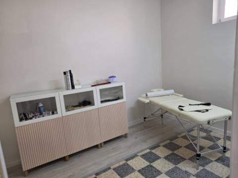 Loja com 83 m2 | Salão amplo c/ 2 Gabinetes | 1 WC | Arrecadação | Grande montra c/ gradeamento | Junto à escola Santo André