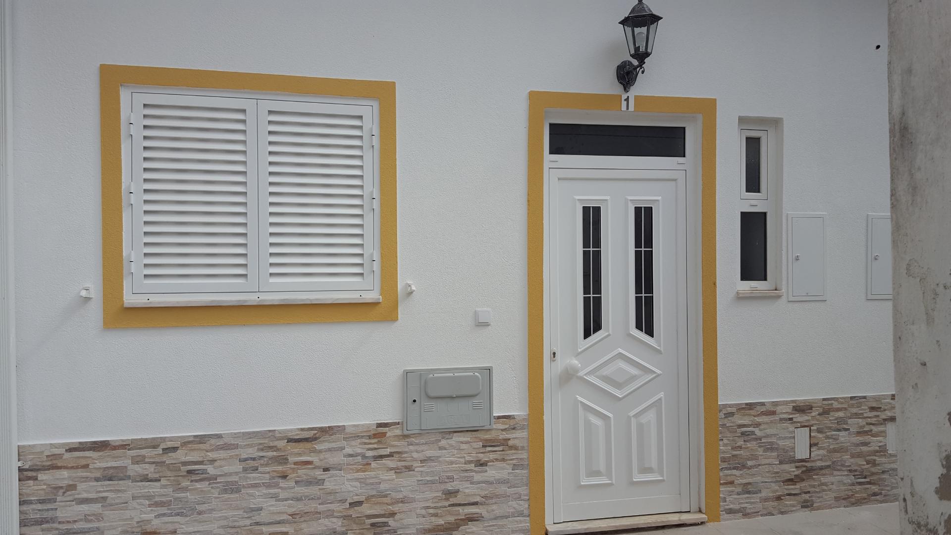 Moradia térrea geminada tipo T0+1 | Acabamentos modernos | Junto ao Continente do Barreiro