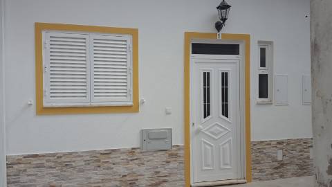Moradia térrea geminada tipo T0+1 | Acabamentos modernos | Junto ao Continente do Barreiro