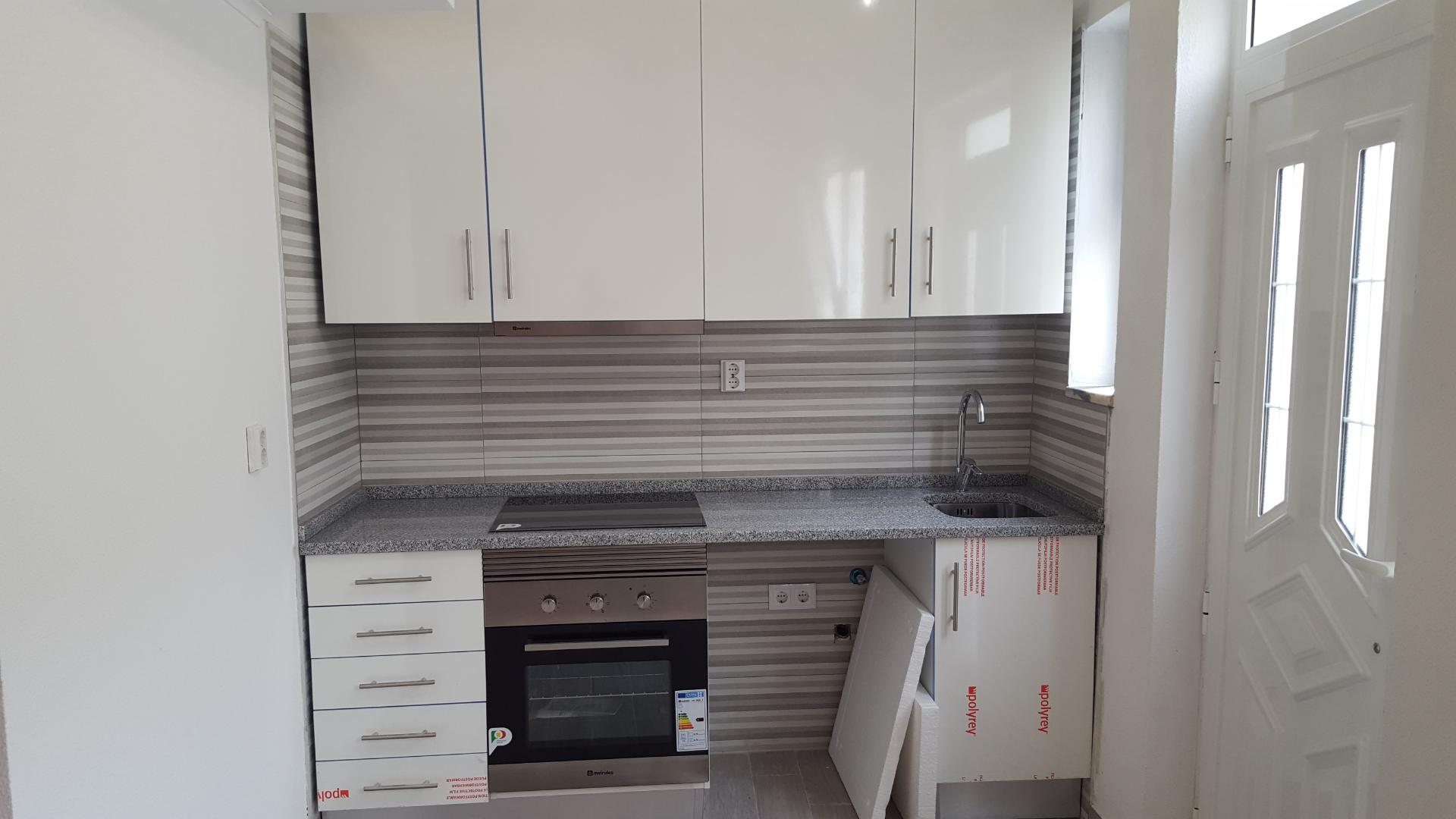 Moradia térrea geminada tipo T0+1 | Acabamentos modernos | Junto ao Continente do Barreiro