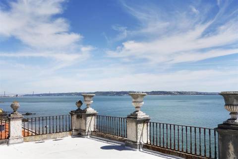 Palácio na 1º Linha de Mar em Paço de Arcos