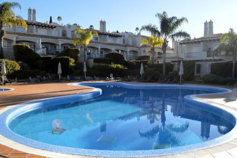 Moradia geminada de 2 + 1 quartos situada no condomínio fechado e privado The Crest em Vale Formoso