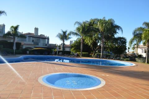 Moradia geminada de 2 + 1 quartos situada no condomínio fechado e privado The Crest em Vale Formoso