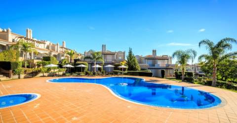 Moradia geminada de 2 + 1 quartos situada no condomínio fechado e privado The Crest em Vale Formoso