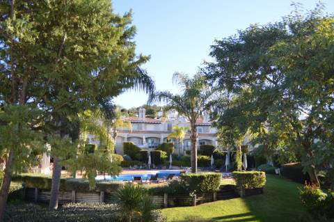 Moradia geminada de 2 + 1 quartos situada no condomínio fechado e privado The Crest em Vale Formoso