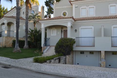 Moradia geminada de 2 + 1 quartos situada no condomínio fechado e privado The Crest em Vale Formoso