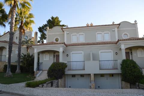 Moradia geminada de 2 + 1 quartos situada no condomínio fechado e privado The Crest em Vale Formoso