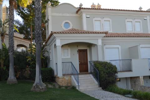 Moradia geminada de 2 + 1 quartos situada no condomínio fechado e privado The Crest em Vale Formoso