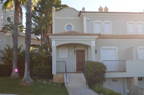 Moradia geminada de 2 + 1 quartos situada no condomínio fechado e privado The Crest em Vale Formoso