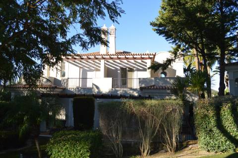 Moradia geminada de 2 + 1 quartos situada no condomínio fechado e privado The Crest em Vale Formoso