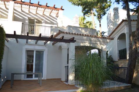 Moradia geminada de 2 + 1 quartos situada no condomínio fechado e privado The Crest em Vale Formoso