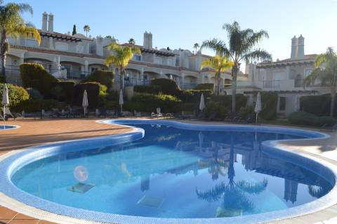 Moradia geminada de 2 + 1 quartos situada no condomínio fechado e privado The Crest em Vale Formoso