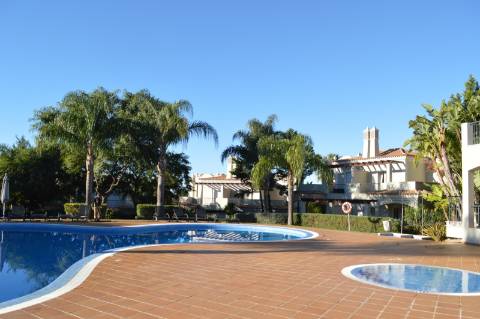 Moradia geminada de 2 + 1 quartos situada no condomínio fechado e privado The Crest em Vale Formoso