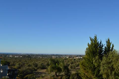 Moradia geminada de 2 + 1 quartos situada no condomínio fechado e privado The Crest em Vale Formoso