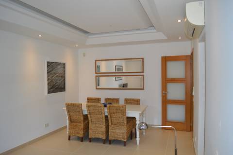 Moradia geminada de 2 + 1 quartos situada no condomínio fechado e privado The Crest em Vale Formoso