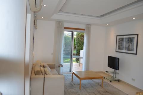 Moradia geminada de 2 + 1 quartos situada no condomínio fechado e privado The Crest em Vale Formoso