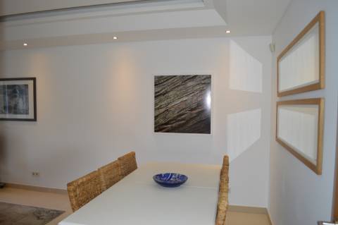 Moradia geminada de 2 + 1 quartos situada no condomínio fechado e privado The Crest em Vale Formoso