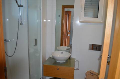 Moradia geminada de 2 + 1 quartos situada no condomínio fechado e privado The Crest em Vale Formoso