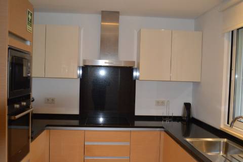 Moradia geminada de 2 + 1 quartos situada no condomínio fechado e privado The Crest em Vale Formoso