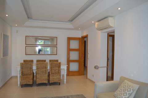 Moradia geminada de 2 + 1 quartos situada no condomínio fechado e privado The Crest em Vale Formoso